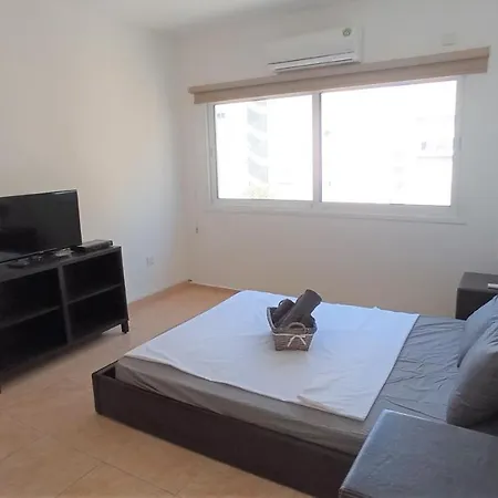 5 Min To The Shared Incl Netflix - Private In 3 Bdr Larnaca